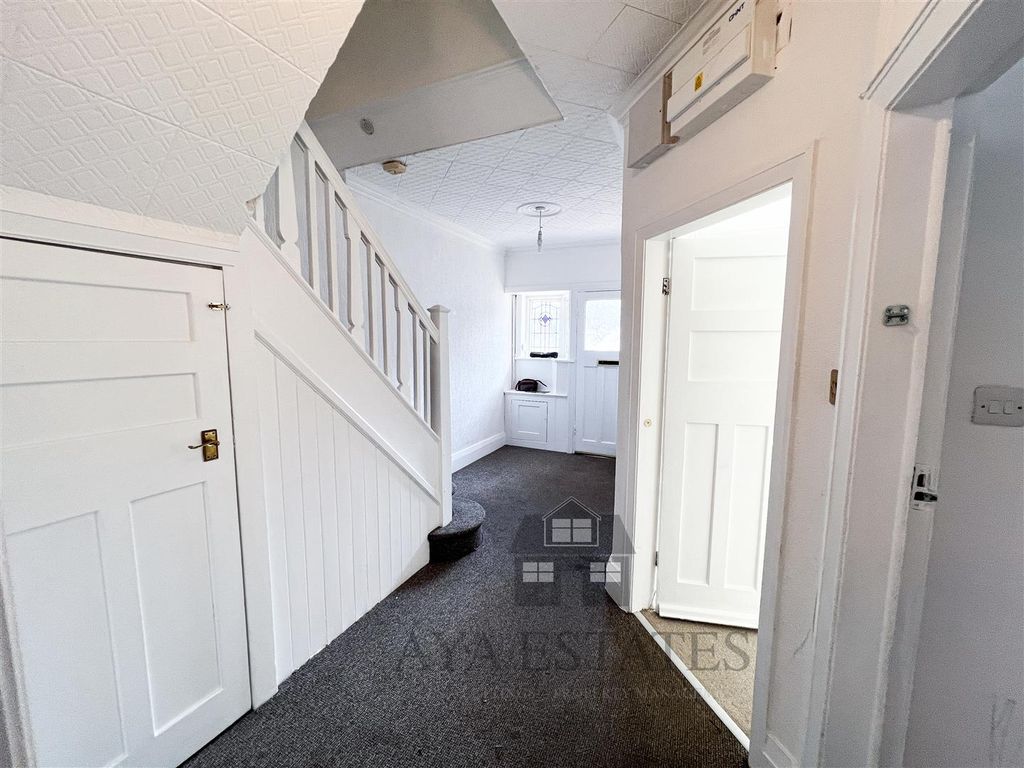 Property photo 2 of 20 Halleway