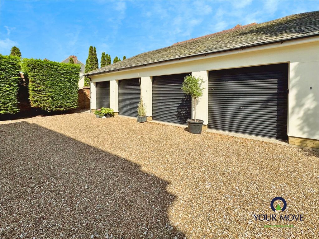 Property photo 3 of 14 Garage