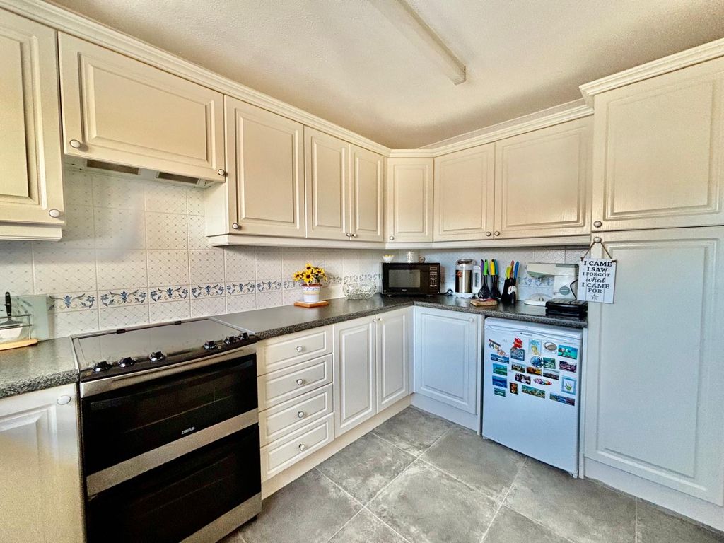 Property photo 3 of 17 Kitchen