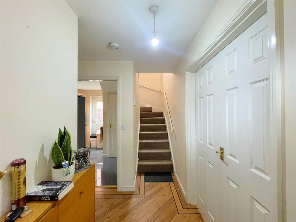 Property photo 3 of 16 Entrance Hallway