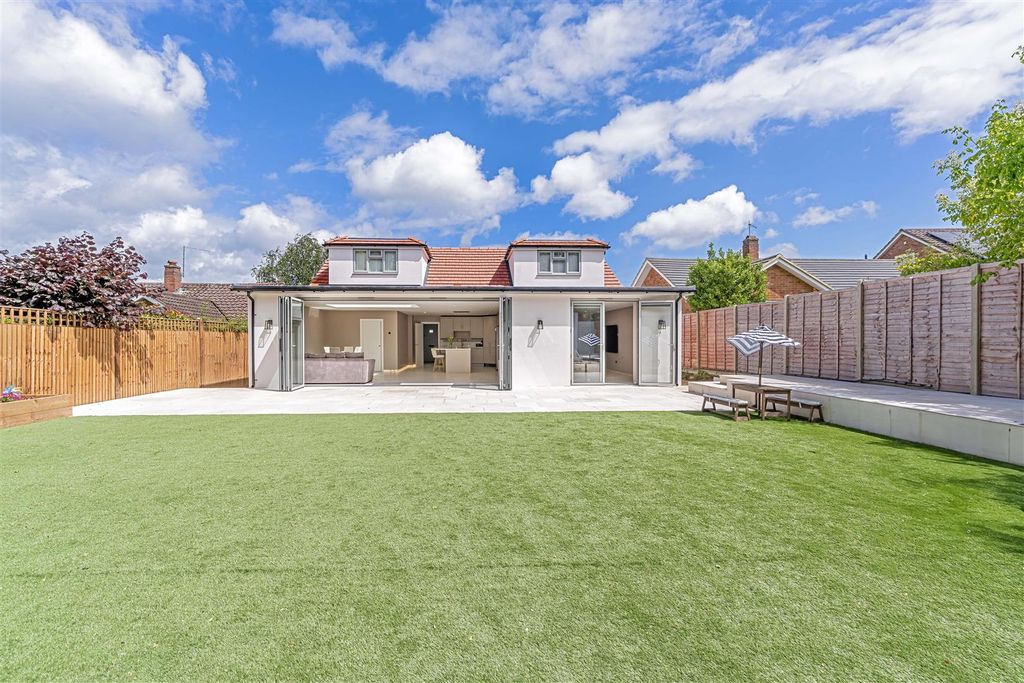 Property photo 2 of 18 8 Devitt Close, Ashtead, Kt21_Low Res15.Jpg