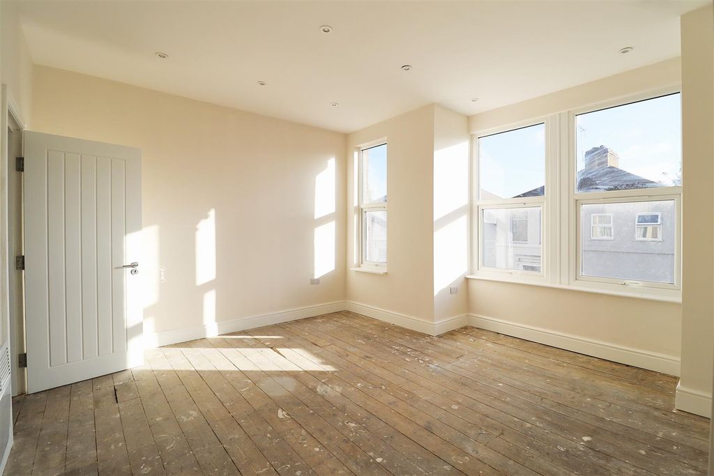 Property photo 1 of 14 Lounge