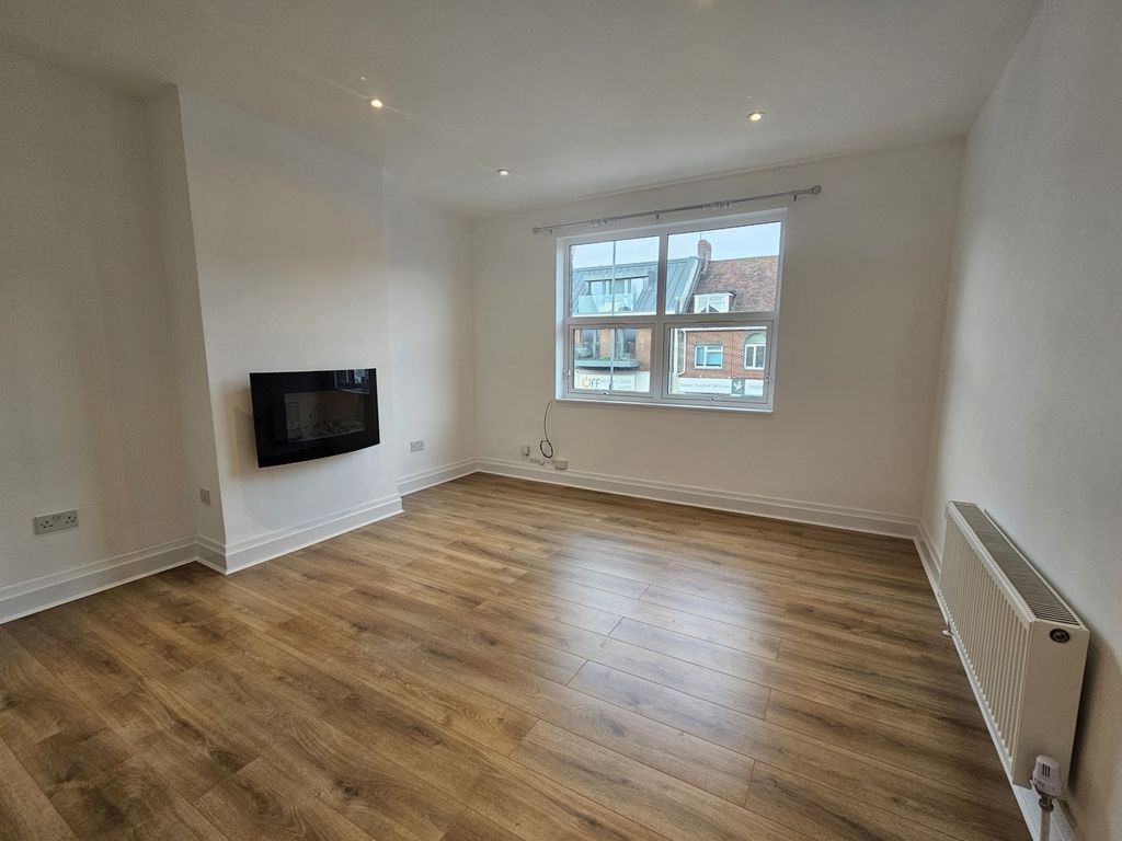 Property photo 1 of 10 Lounge