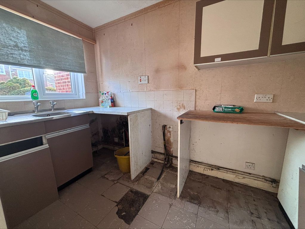 Property photo 3 of 8 Kitchen