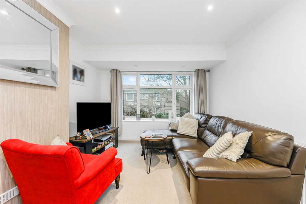 Property photo 3 of 22 Chase Gardens