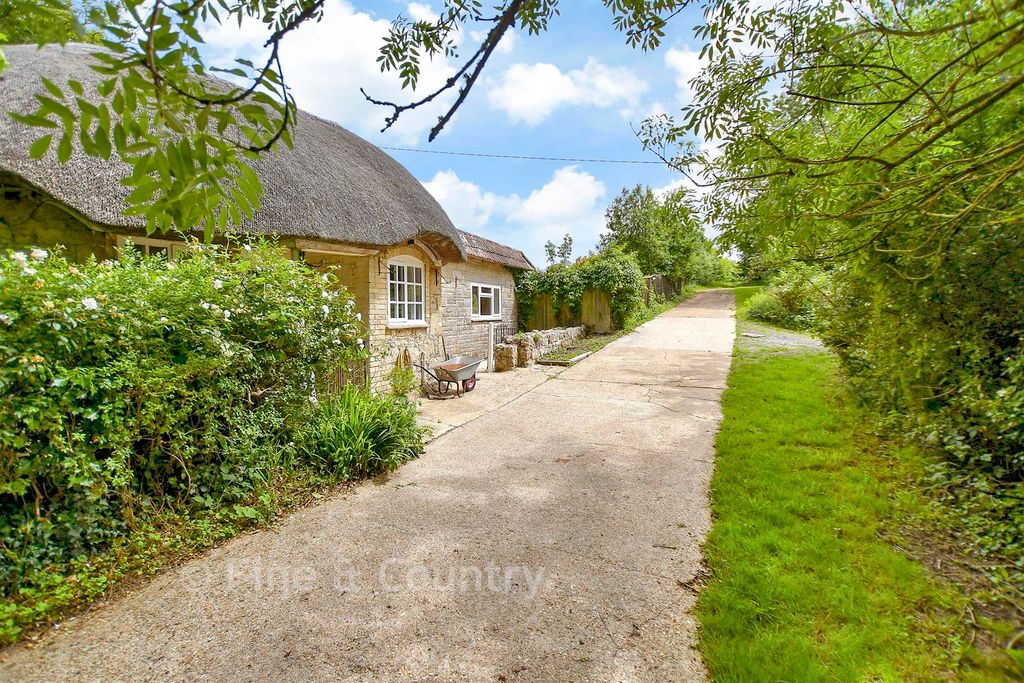 Property photo 3 of 23 Driveway/Parking