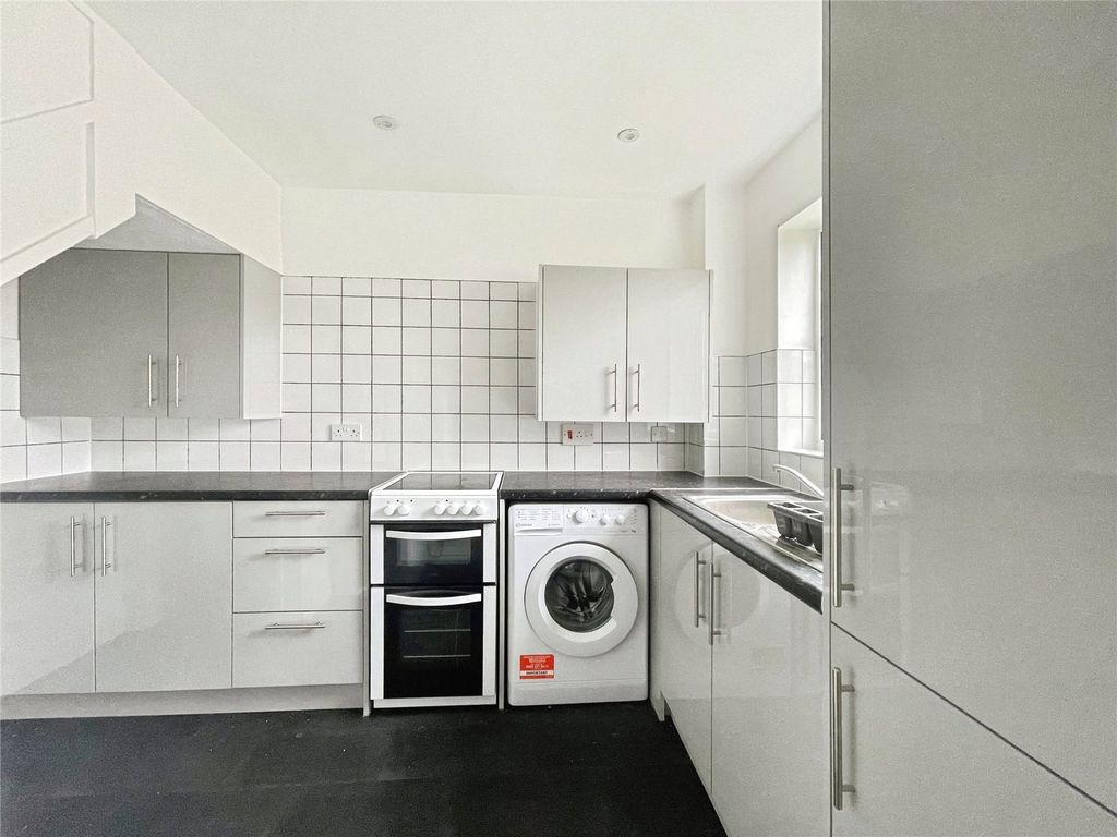Property photo 3 of 8 Kitchen