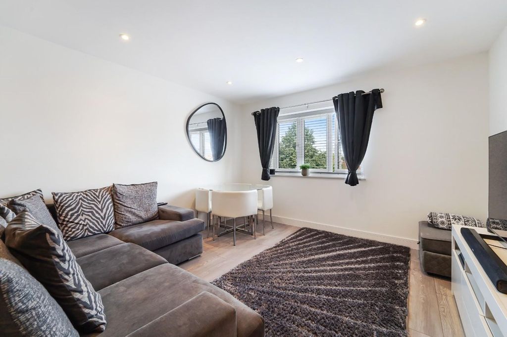 Property photo 3 of 14 Copthorne House