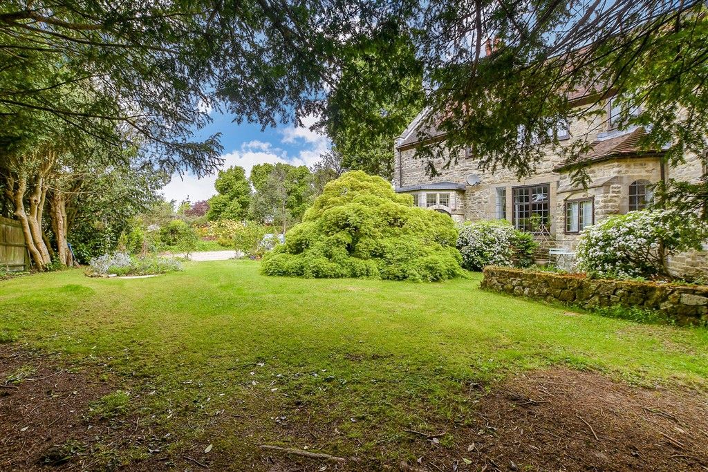 Property photo 2 of 14 Communal Gardens