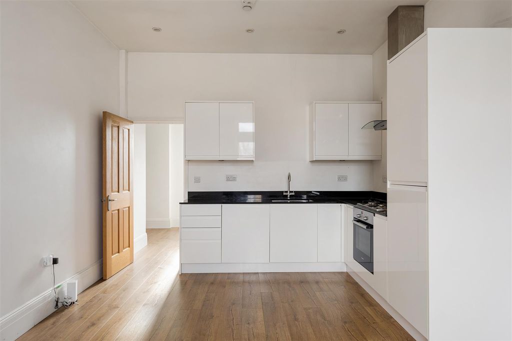 Property photo 2 of 19 Adalaide Road, E10