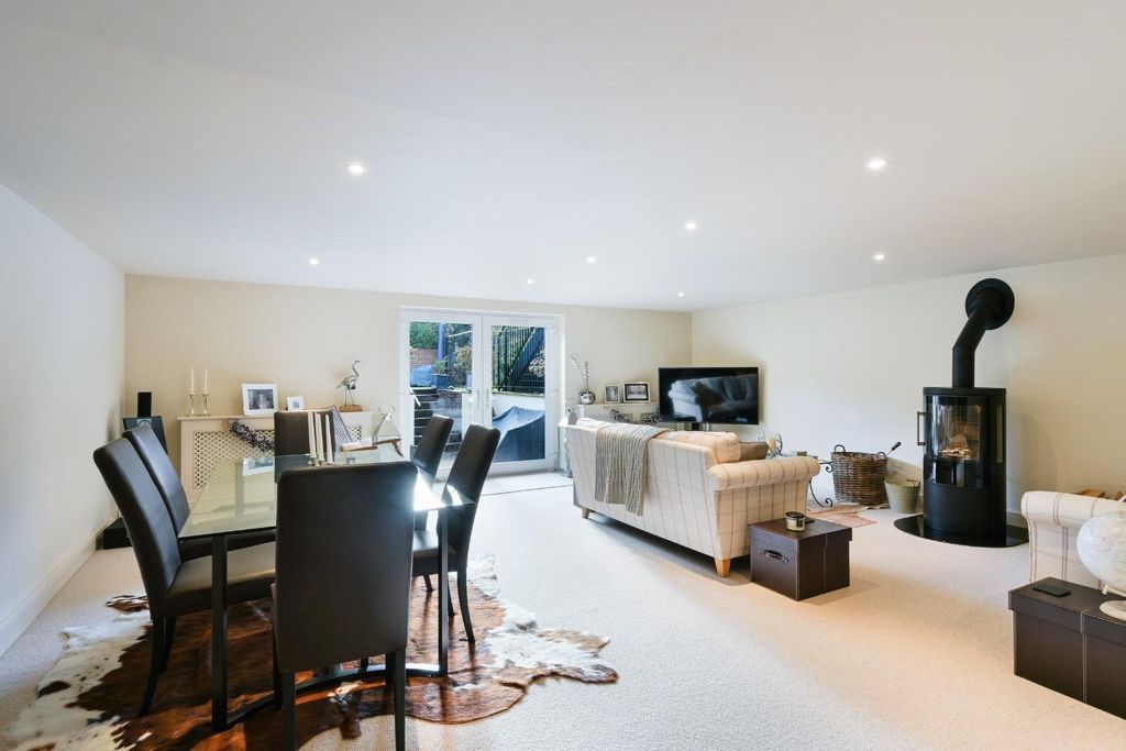 Property photo 2 of 26 Kingswood Road