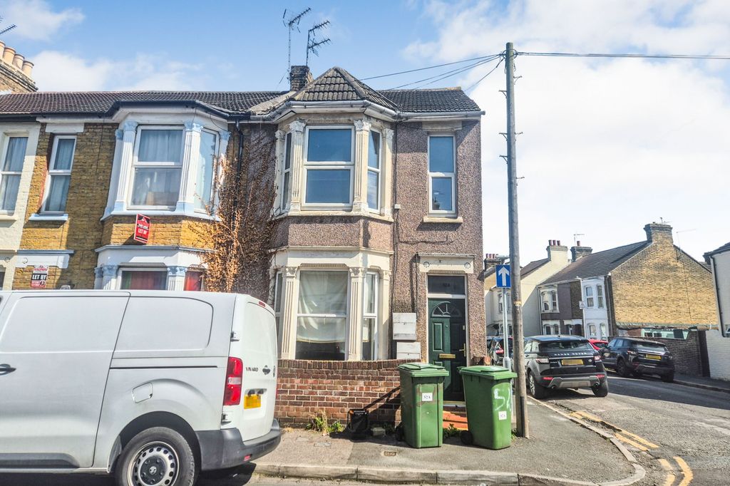 Property photo 1 of 15 52A Alexandra Road, Sheerness, Kent, Me12 2As