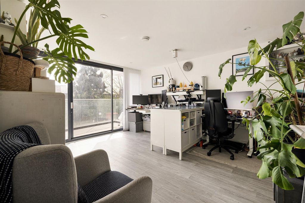 Property photo 2 of 19 Forest Road, E8