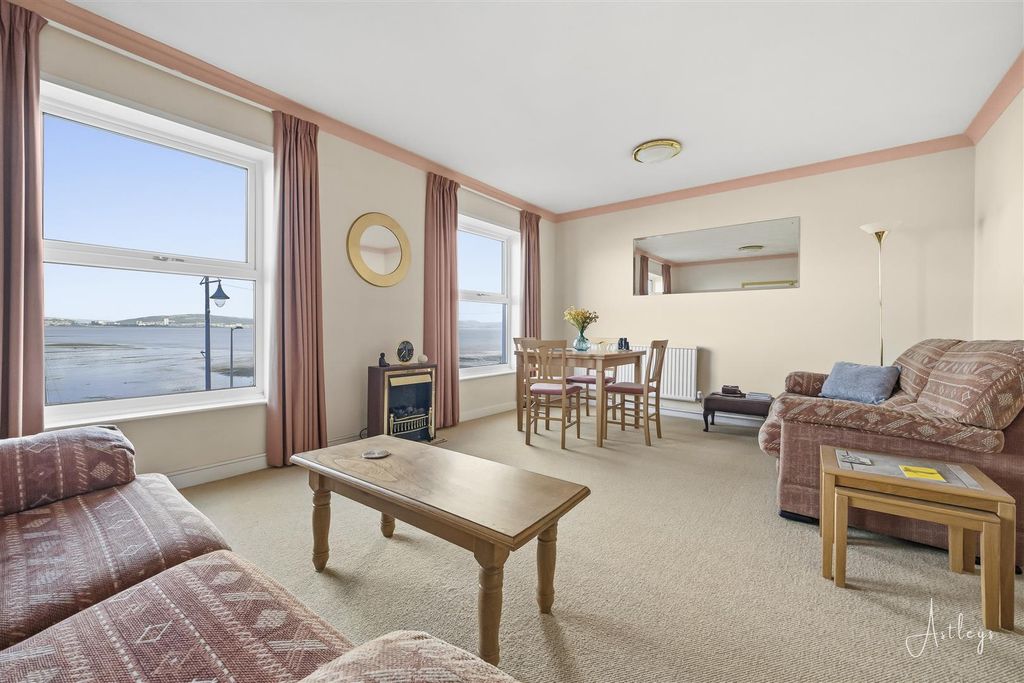 Property photo 2 of 18 Lounge