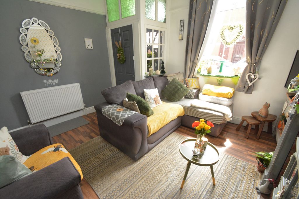 Property photo 3 of 11 Lounge