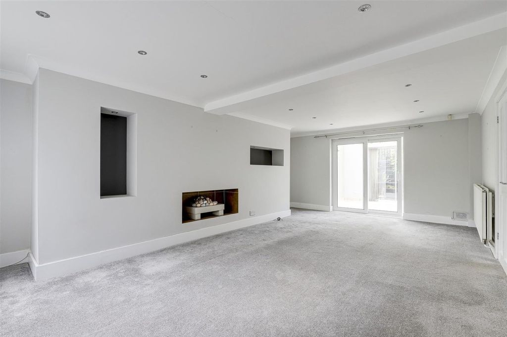 Property photo 2 of 27