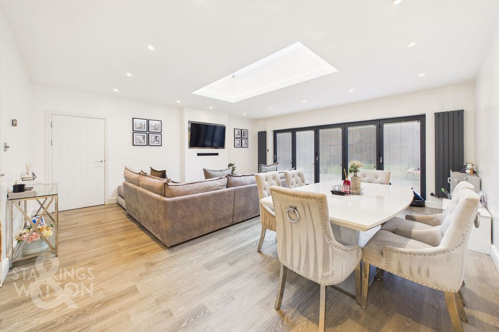 Property photo 2 of 28