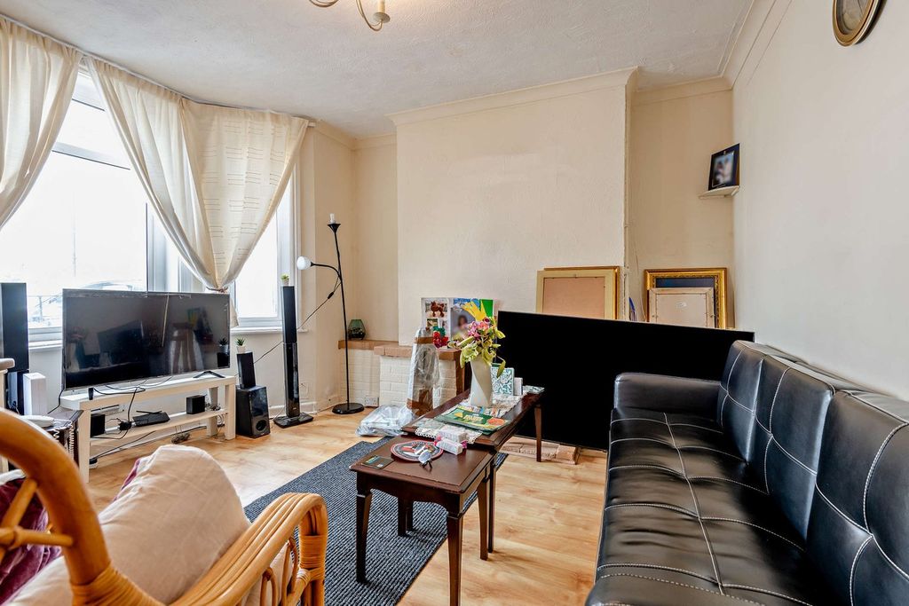 Property photo 2 of 23