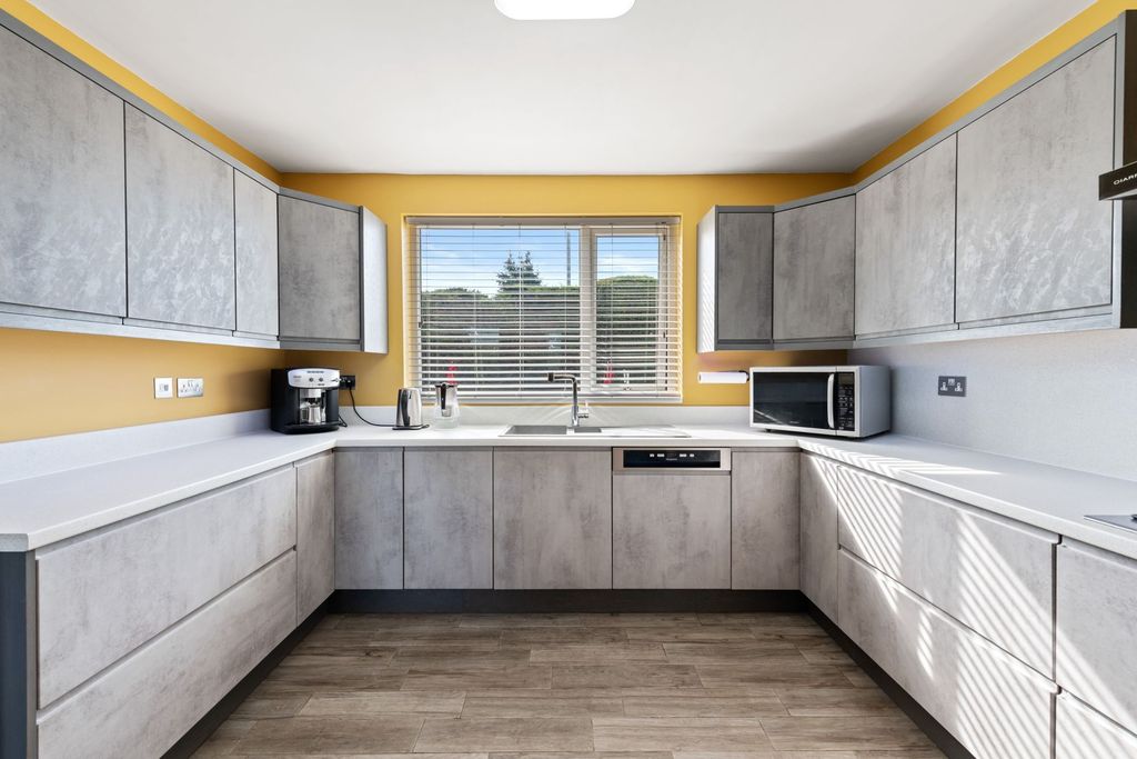 Property photo 3 of 42