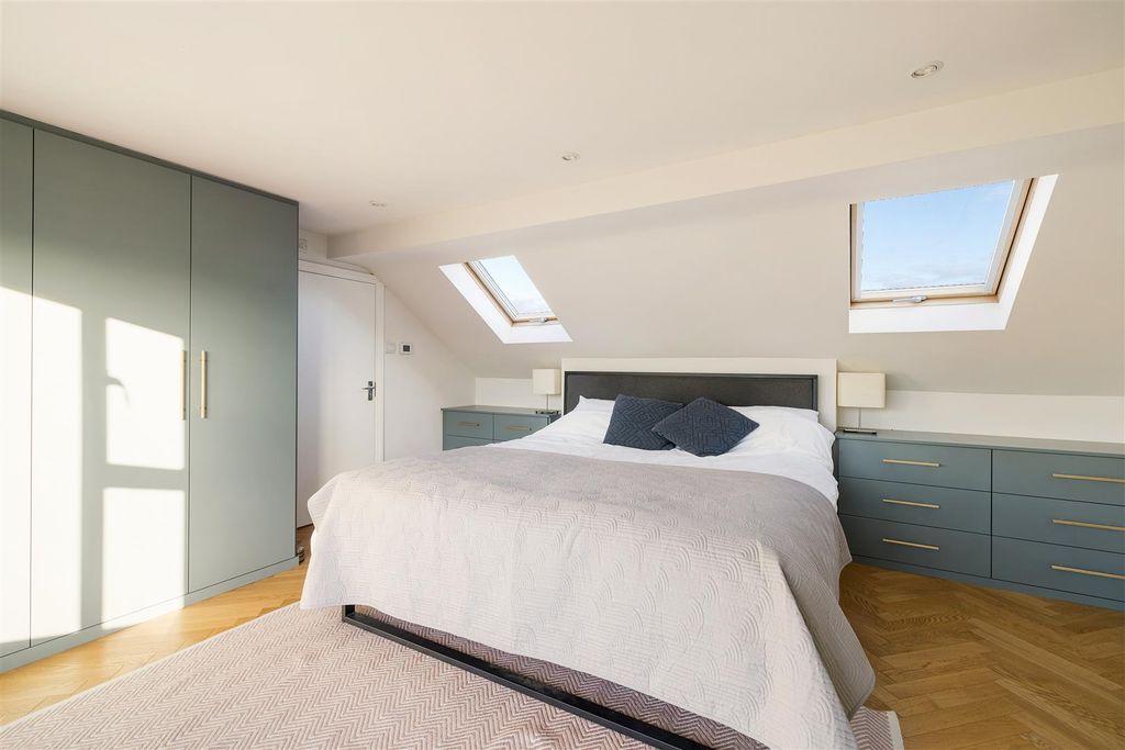 Property photo 3 of 31 Ashford Road, E18