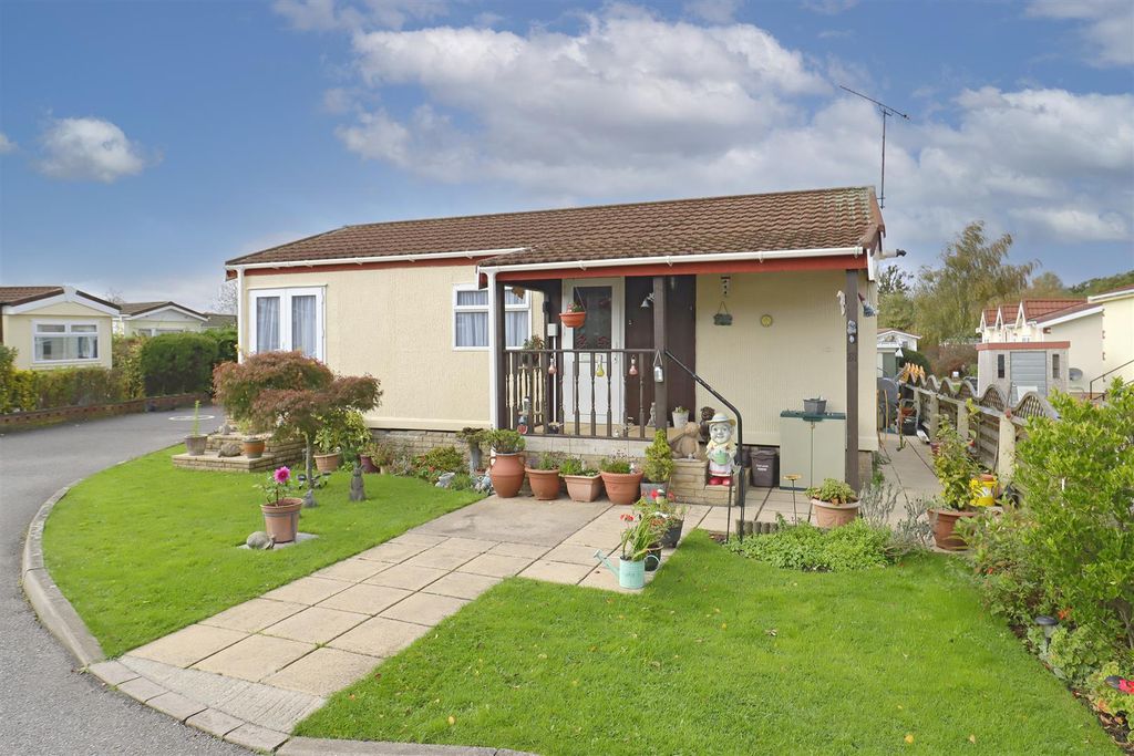 Property photo 1 of 10 Elstree Park