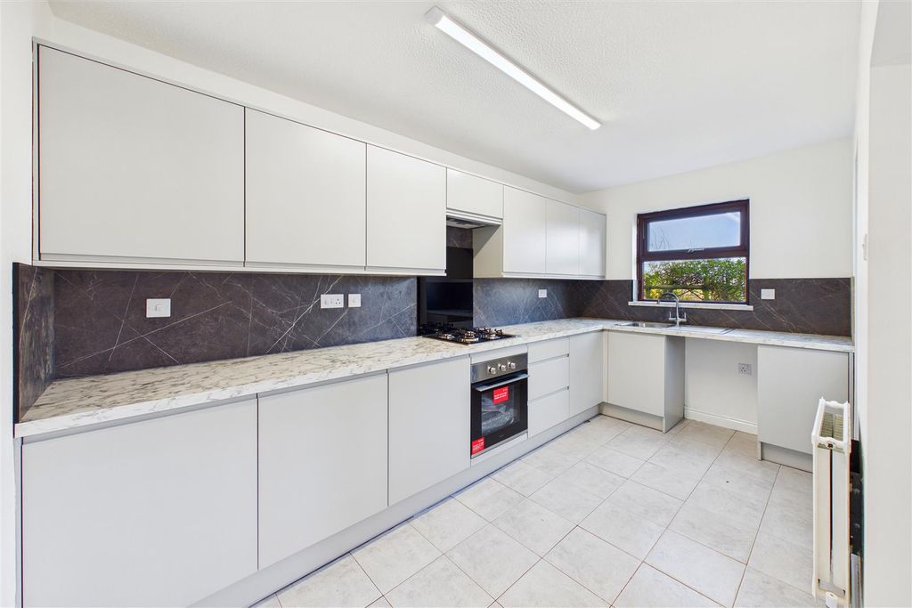 Property photo 3 of 18 Kitchen