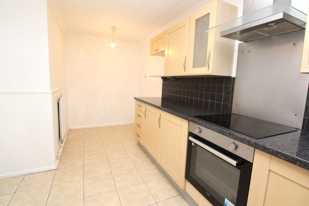 Property photo 3 of 10 Kitchen 2