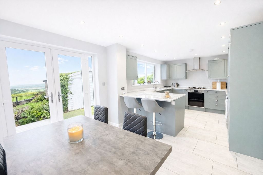 Property photo 3 of 17 Kitchen