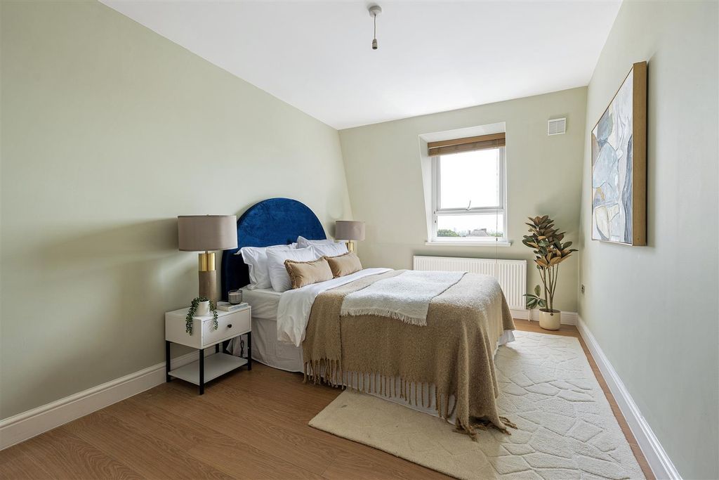 Property photo 3 of 25 Eastwood Close, E18