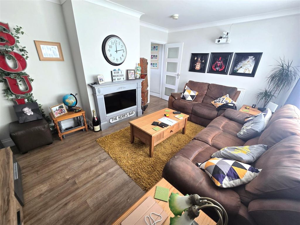 Property photo 2 of 13 Lounge