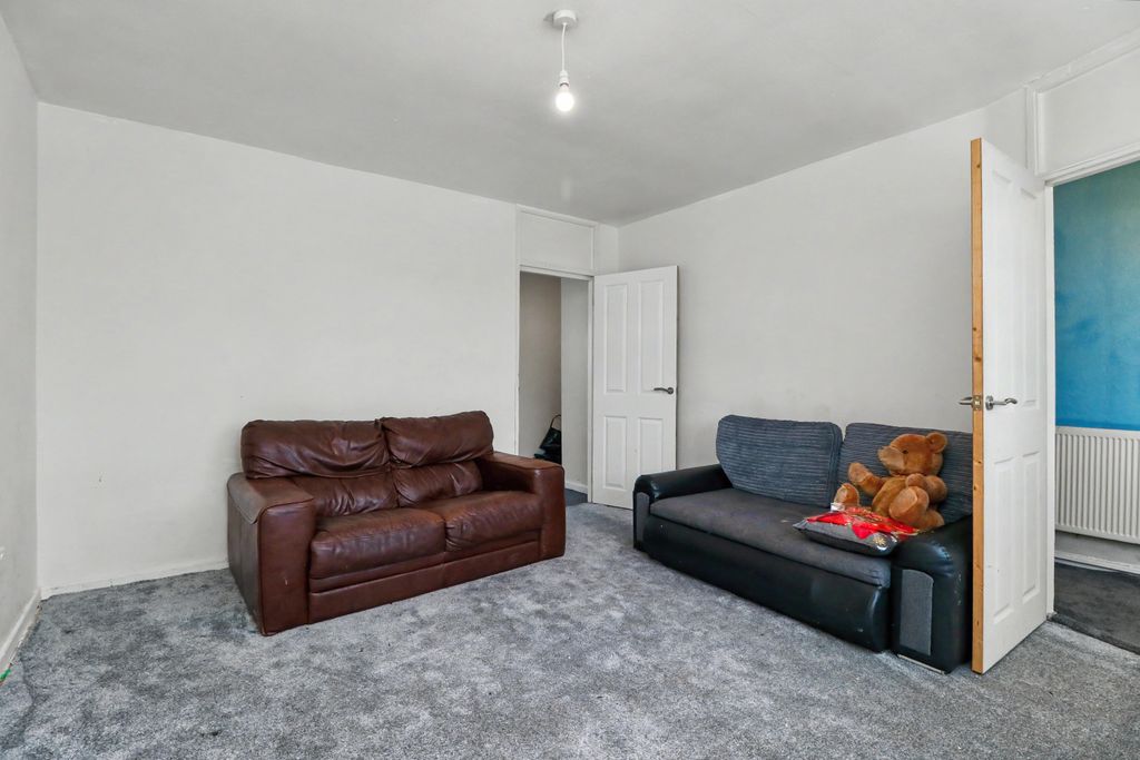 Property photo 3 of 15 69 Chepstow Road, Bloxwich, Walsall, West Midlands, Ws3 2nd