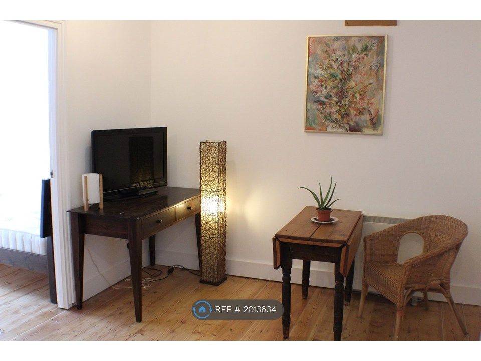 Property photo 3 of 8 Lounge / Kitchen