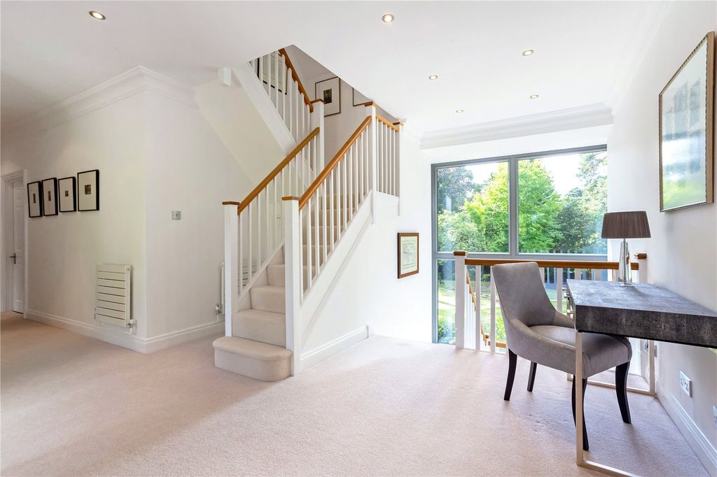 Property photo 3 of 18 Entrance Hall