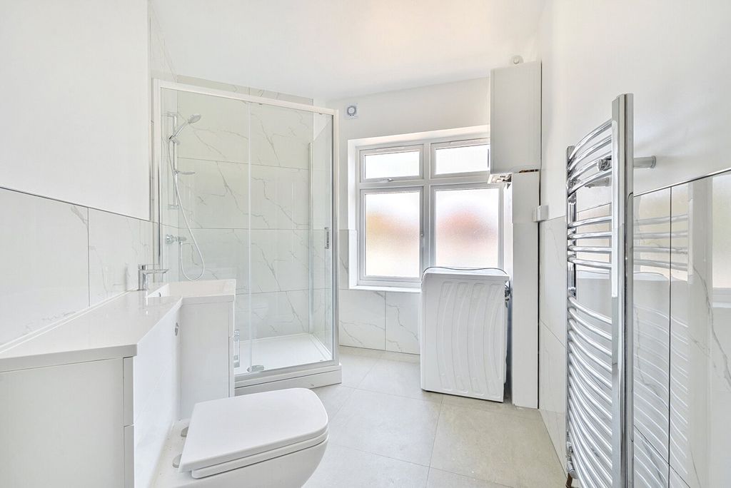Property photo 2 of 10 Bathroom