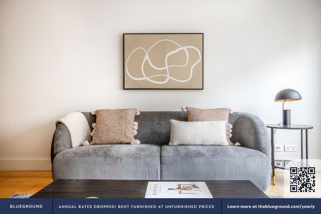 Property photo 3 of 25 Living Room