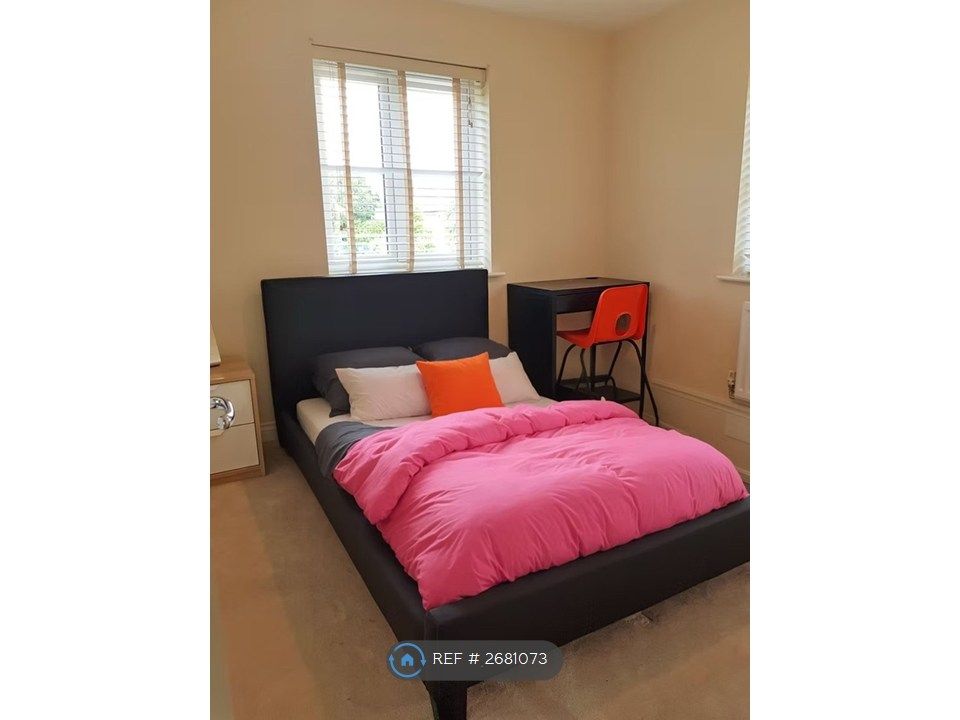 Property photo 1 of 8 Double Bedroom