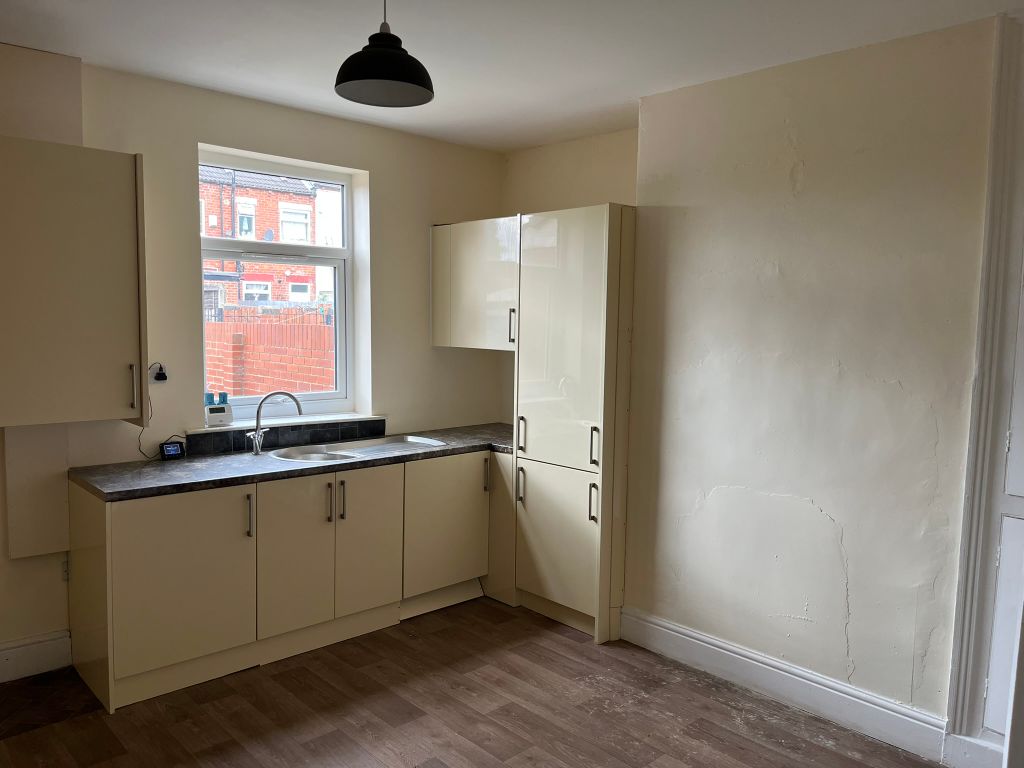 Property photo 3 of 10 Kitchen