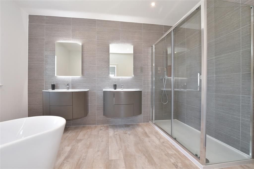 Property photo 1 of 17 En-Suite Bathroom