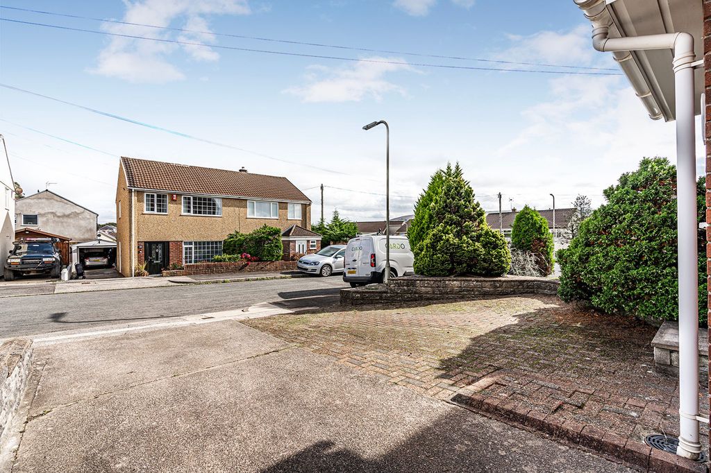 Property photo 2 of 33