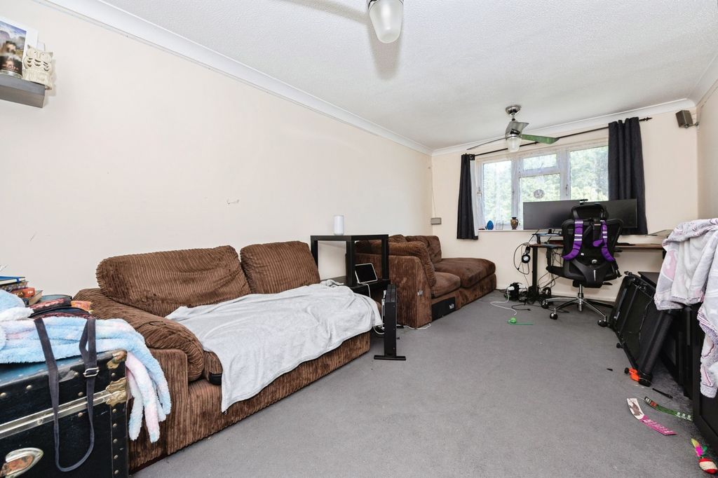 Property photo 3 of 9 Lounge