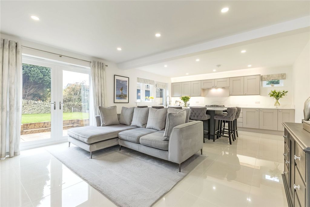 Property photo 2 of 32 Living/Dining