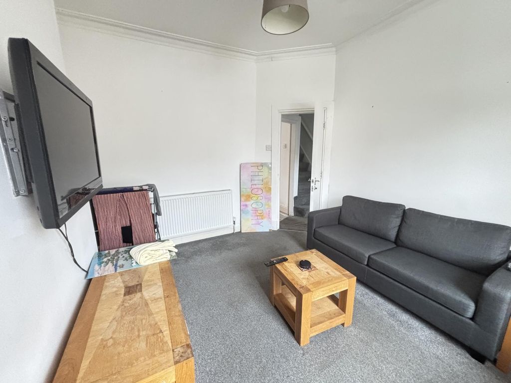 Property photo 3 of 27 Bright, Neutrally Decorated Living Room With A Com...