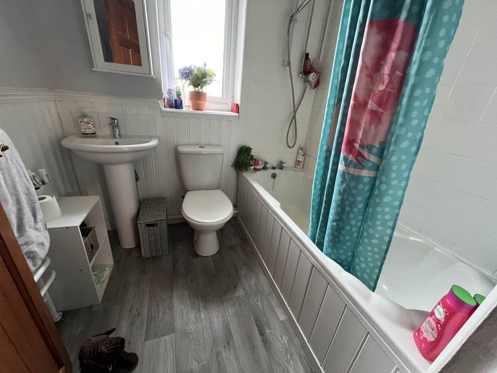 Property photo 3 of 7 Bathroom
