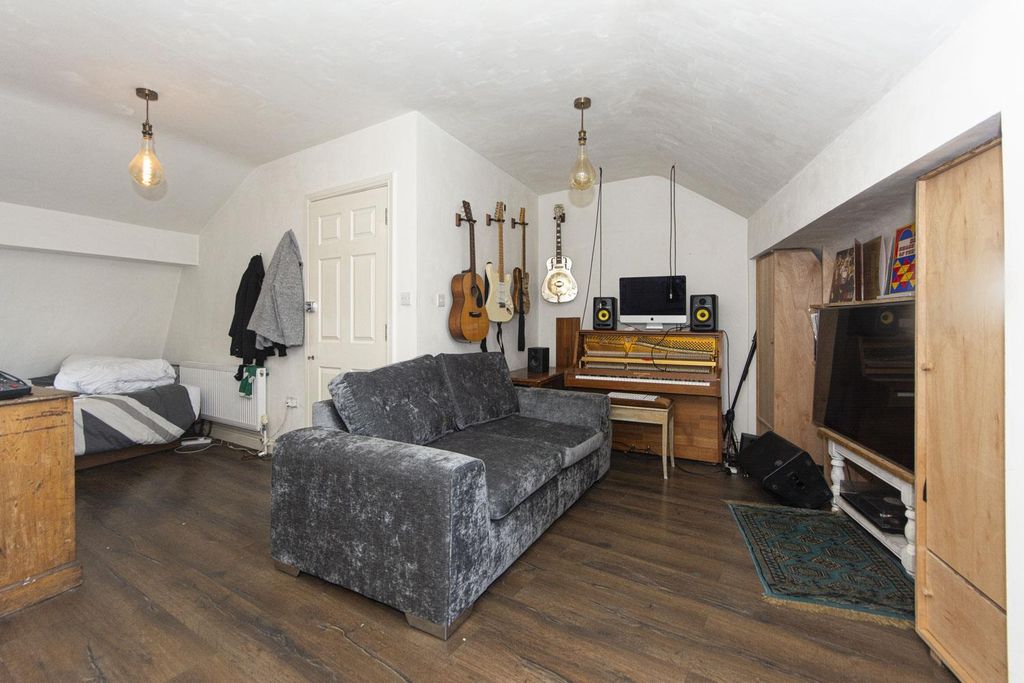 Property photo 2 of 6 Lavender Hill 147 Flat F (2).Jpg