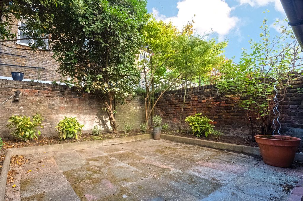 Property photo 2 of 7 Garden