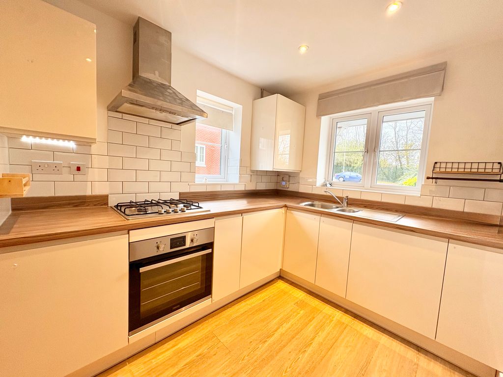 Property photo 2 of 6 Kitchen