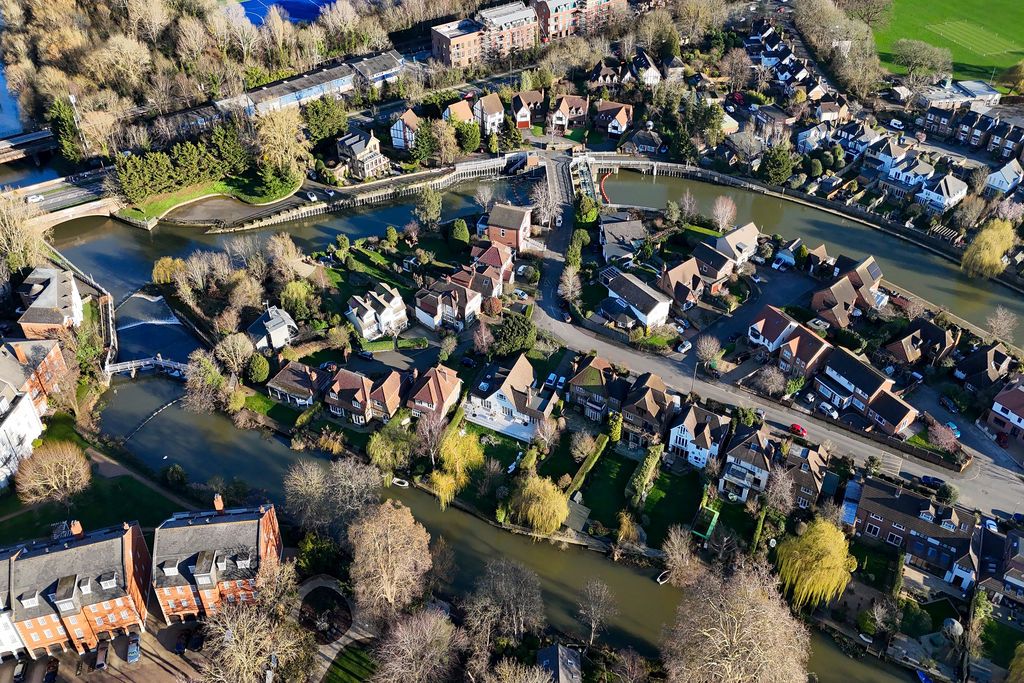 Additional image 18 of 2 bed flat for saleQueens Reach, East Molesey KT8