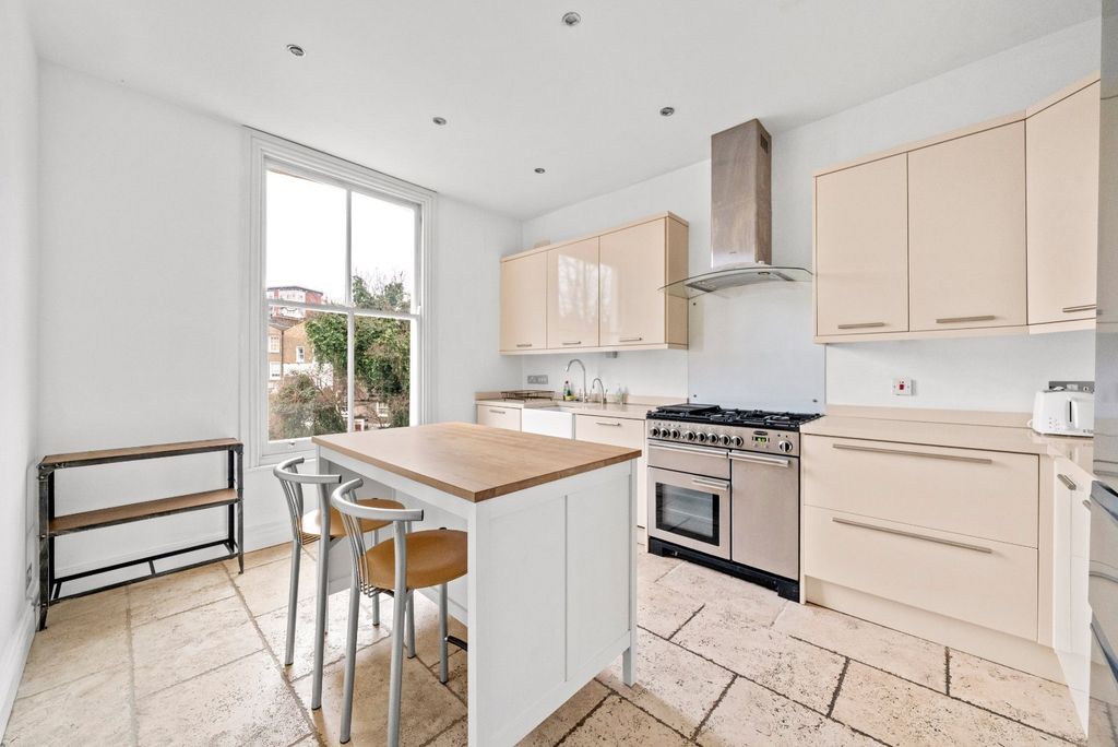 Property photo 3 of 28