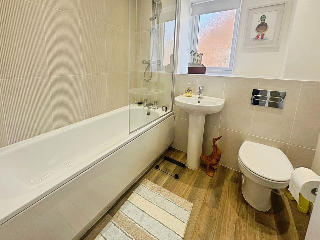 Property photo 3 of 19 Bathroom
