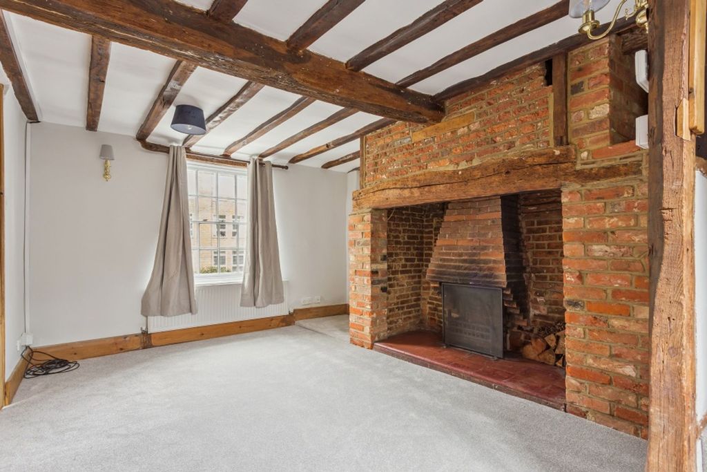 Property photo 3 of 19 Lounge